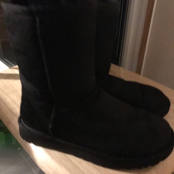 Uggs Black Boots Size 6 **left boot** left boot has damage. Price reflects wear - Picture 3 of 6